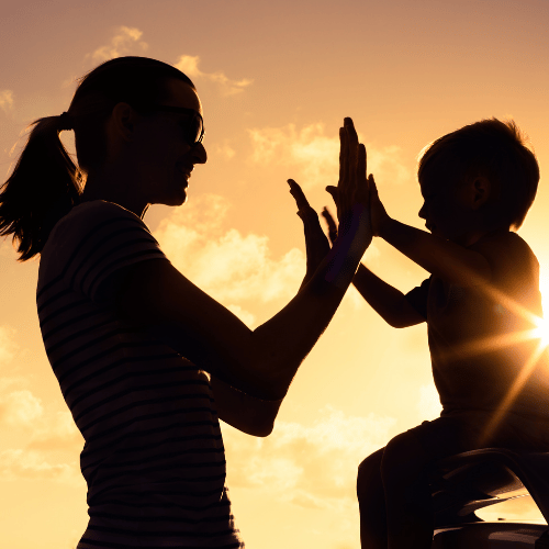 Mother and child bonding at sunset, symbolizing the importance of parenting online consultation in strengthening parent-child relationships.